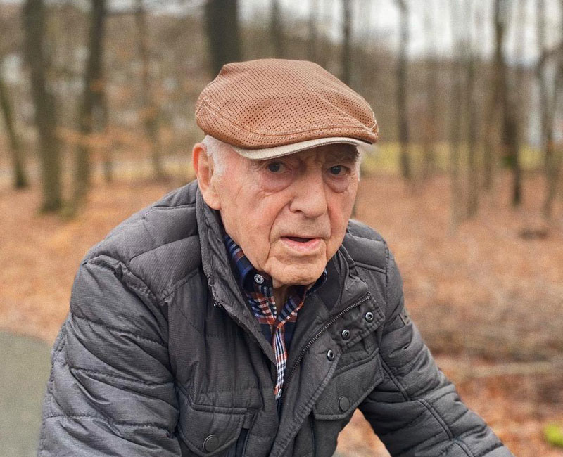 Ueber-uns-Opa-Franz Bild von Schreinermeister Opa Franz mit Schiebermütze