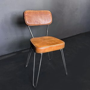 Brauner Stuhl im Industrial-Stil
