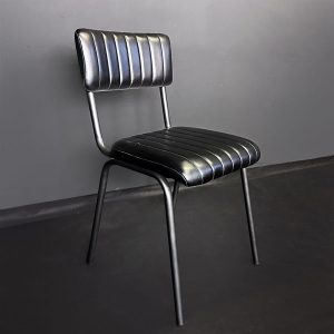 Schwarzer Stuhl im Industrial-Stil