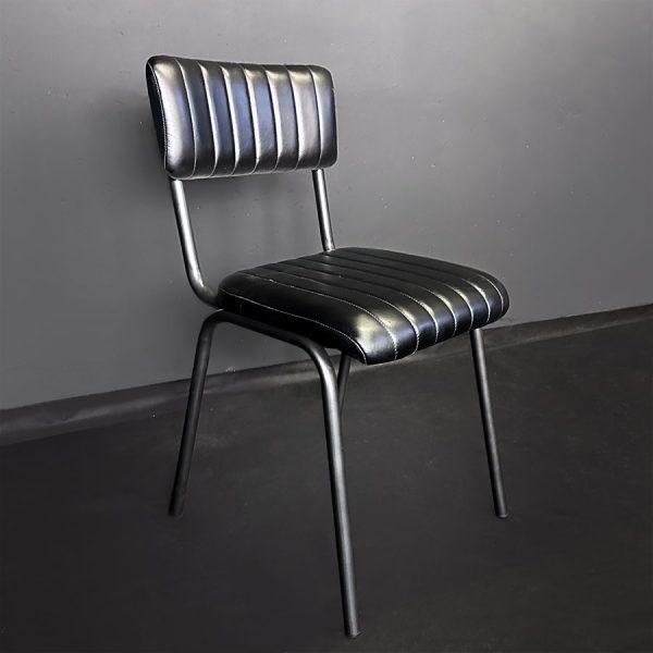 Schwarzer Stuhl im Industrial-Stil