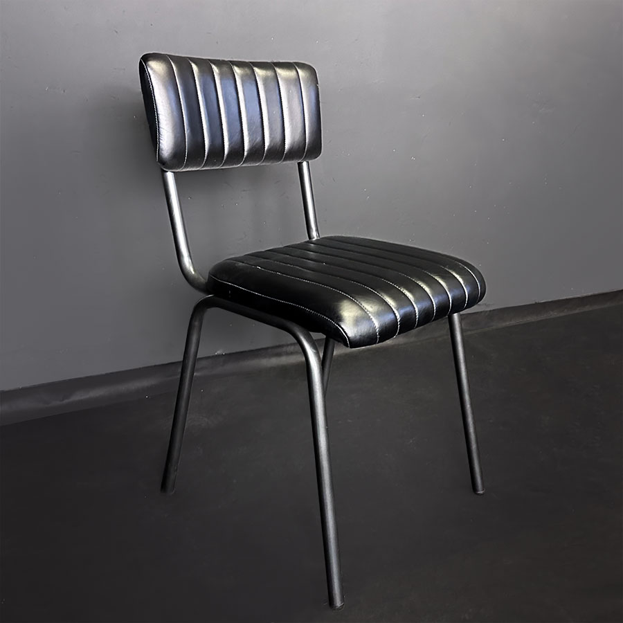 Schwarzer Stuhl im Industrial-Stil